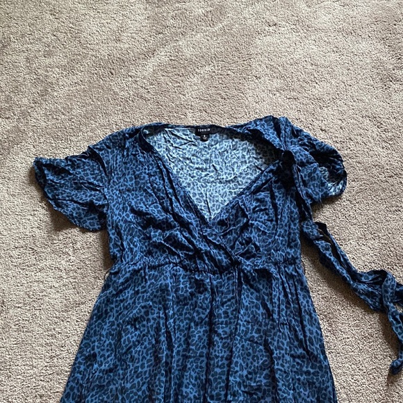 Torrid Navy Leopard Wrap Midi Dress SIZE 0 – Plus Short Sleeve Ruffle Hem - Picture 2 of 5